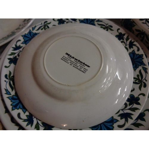 311 - A SELECTION OF DINNERWARE TO INCLUDE A SERVING PLATTER, LIDDED DISH, PLATES, BOWLS AND SIDE PLATES