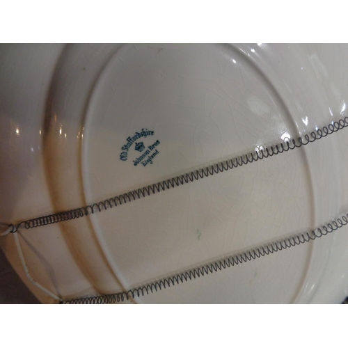 311 - A SELECTION OF DINNERWARE TO INCLUDE A SERVING PLATTER, LIDDED DISH, PLATES, BOWLS AND SIDE PLATES