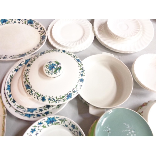 311 - A SELECTION OF DINNERWARE TO INCLUDE A SERVING PLATTER, LIDDED DISH, PLATES, BOWLS AND SIDE PLATES