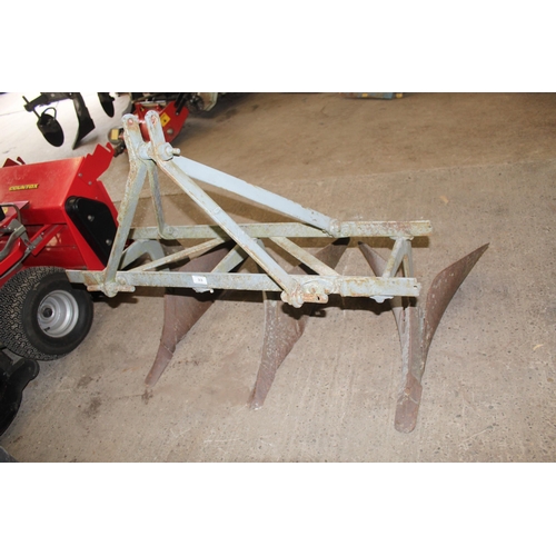 33 - A FERGUSON THREE ROW POTATO RIDGER NO VAT