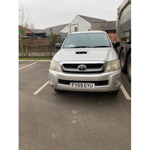 212 - A 2010 TOYOTA HILUX 143000 MILES MOT SEPT 2022 VENDOR STATES RUNS & DRIVES GREAT NO VAT