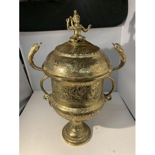 32 - A LARGE ASIAN DESIGN BRASS TROPHY HEIGHT 50CM