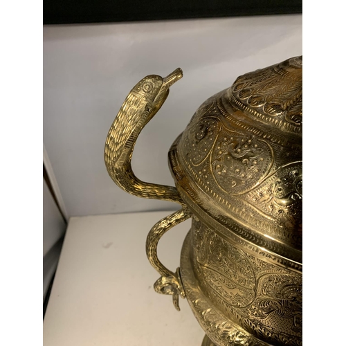 32 - A LARGE ASIAN DESIGN BRASS TROPHY HEIGHT 50CM