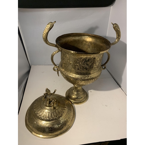 32 - A LARGE ASIAN DESIGN BRASS TROPHY HEIGHT 50CM