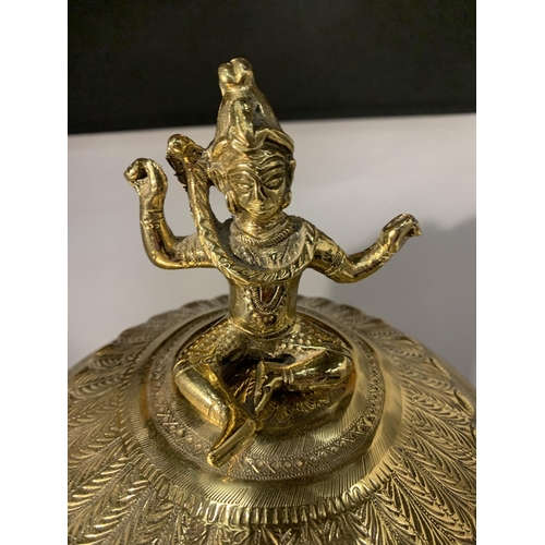 32 - A LARGE ASIAN DESIGN BRASS TROPHY HEIGHT 50CM