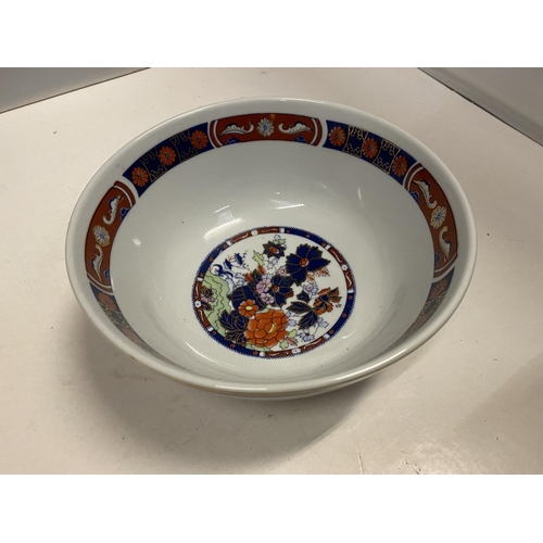 97 - AN ORIENTAL BOWL WITH BLUE, ORANGE AND GOLD PATTERN