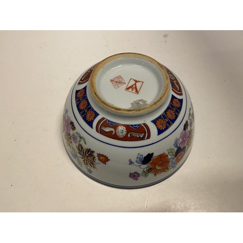 97 - AN ORIENTAL BOWL WITH BLUE, ORANGE AND GOLD PATTERN