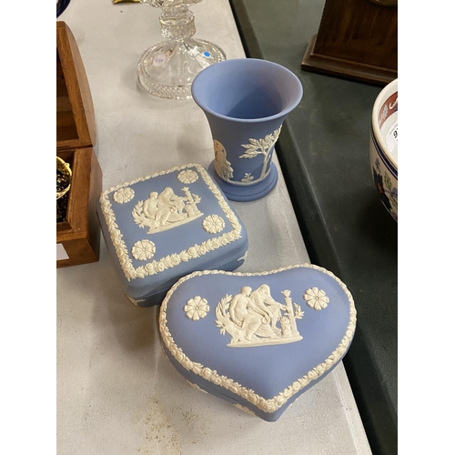 100 - THREE PIECES OF WEDGWOOD JASPERWARE TO INCLUDE TWO TRINKET BOXES AND A VASE