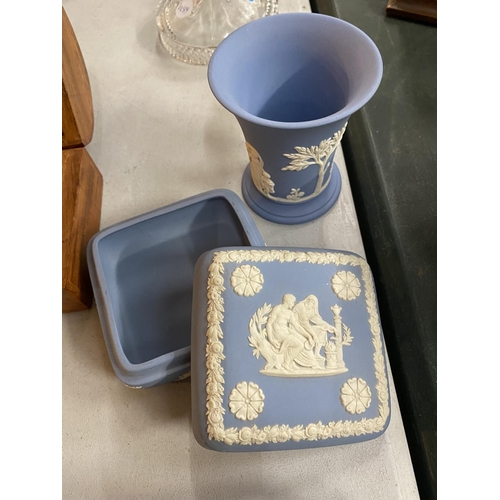 100 - THREE PIECES OF WEDGWOOD JASPERWARE TO INCLUDE TWO TRINKET BOXES AND A VASE