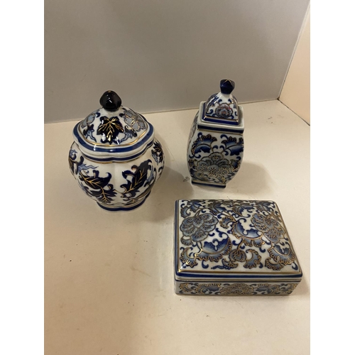 128 - A BLUE AND GILT LIDDED TRINKET BOX AND TWO LIDDED POTS