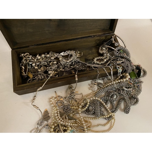 151 - A DECORATIVE BOX CONTAINING WHITE METAL COSTUME JEWELLERY