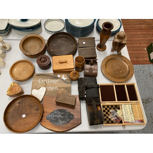 163 - A QUANTITY OF TREEN COLLECTABLE ITEMS TO INCLUDE, BOWLS, BOXES, SIGNS, PLUS THREE CASED SHOE SHINING... 