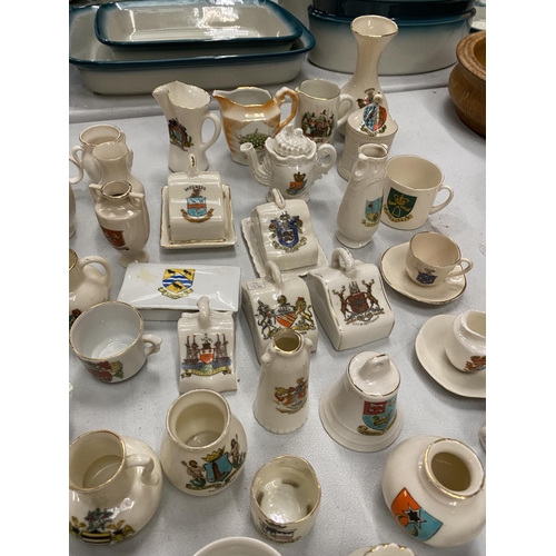 164 - A LARGE QUANTITY OF MINIATURE CRESTED WARE PORCELAIN TO INCLUDE, JUGS, CUPS, VASES, ETC