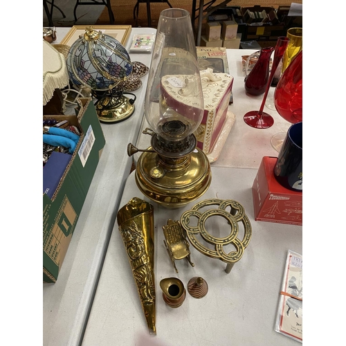 183 - A QUANTITY OF BRASS ITEMS TO INCLUDE AN OIL LAMP, TRIVET, WALL POCKET, ETC