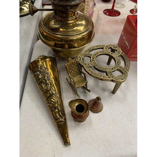 183 - A QUANTITY OF BRASS ITEMS TO INCLUDE AN OIL LAMP, TRIVET, WALL POCKET, ETC