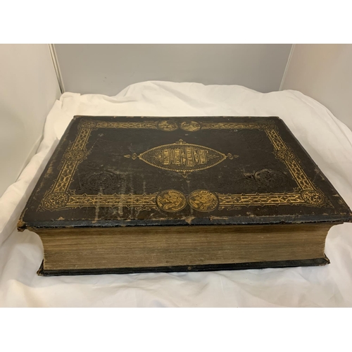 324 - A VERY LARGE AND HEAVY LEATHER BOUND COLOUR ILLUSTRATED WELSH BIBLE IN FINE CONDITION. PUBLISHED BY ... 