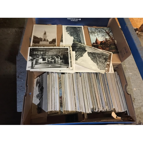 412 - A LARGE COLLECTION OF VINTAGE POSTCARDS IN THREE BOXES TO INCLUDE A LARGE AMOUNT WITH A BORDERED FLO... 