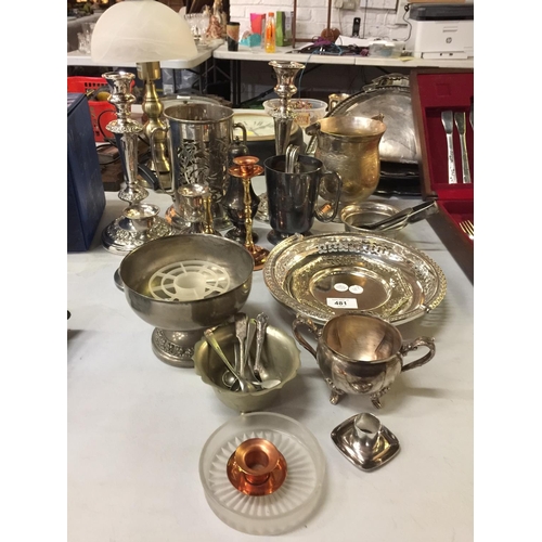 481 - A QUANTITY OF SILVER PLATED ITEMS TO INCLUDE, CANDLESTICKS, WINE HOLDER, BOWLS, SPOONS, ETC