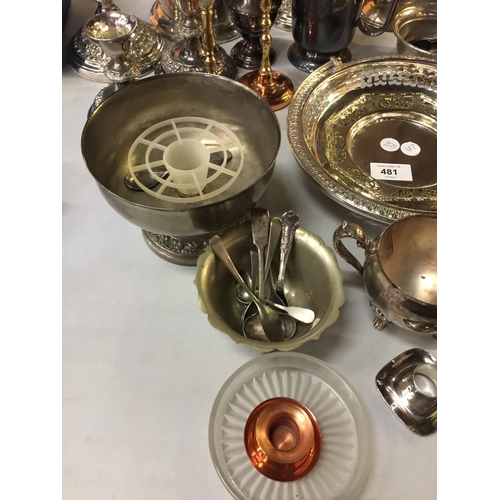 481 - A QUANTITY OF SILVER PLATED ITEMS TO INCLUDE, CANDLESTICKS, WINE HOLDER, BOWLS, SPOONS, ETC