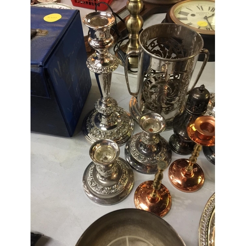 481 - A QUANTITY OF SILVER PLATED ITEMS TO INCLUDE, CANDLESTICKS, WINE HOLDER, BOWLS, SPOONS, ETC