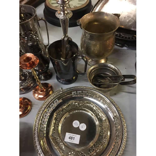 481 - A QUANTITY OF SILVER PLATED ITEMS TO INCLUDE, CANDLESTICKS, WINE HOLDER, BOWLS, SPOONS, ETC