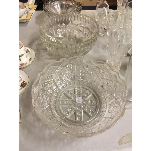 496 - A QUANTITY OF GLASSWARE TO INCLUDE, BOWLS, GLASSES, VASES, ETC