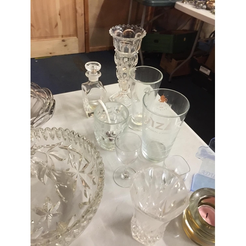 496 - A QUANTITY OF GLASSWARE TO INCLUDE, BOWLS, GLASSES, VASES, ETC