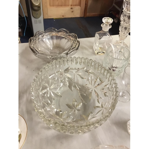 496 - A QUANTITY OF GLASSWARE TO INCLUDE, BOWLS, GLASSES, VASES, ETC