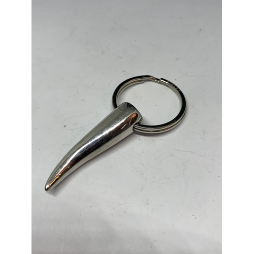 628 - A MARKED 925 SILVER KEY RING WITH A FANG STYLE FOB