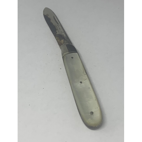 643 - A HALLMARKED SHEFFIELD SILVER FRUIT KNIFE WITH MOTHER OF PEARL HANDLE