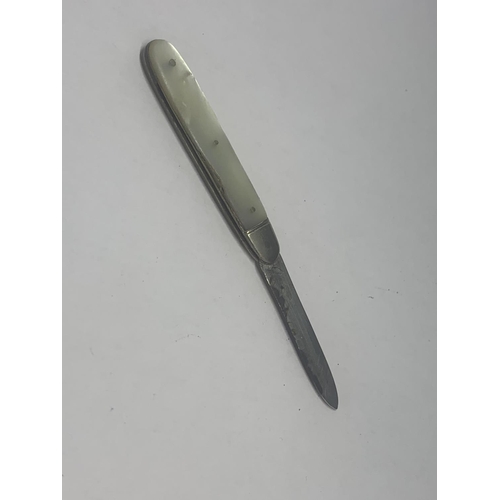 643 - A HALLMARKED SHEFFIELD SILVER FRUIT KNIFE WITH MOTHER OF PEARL HANDLE