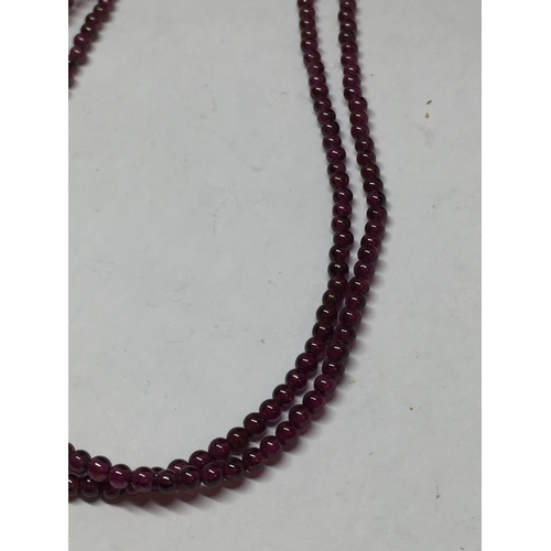 663 - A DOUBLE STRAND AGATE NECKLACE WITH SILVER CLASP