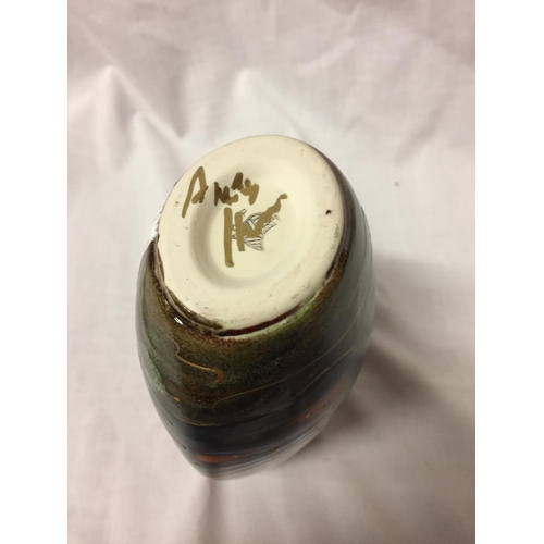 726 - A HAND PAINTED ANITA HARRIS PENGUIN VASE SIGNED IN GOLD