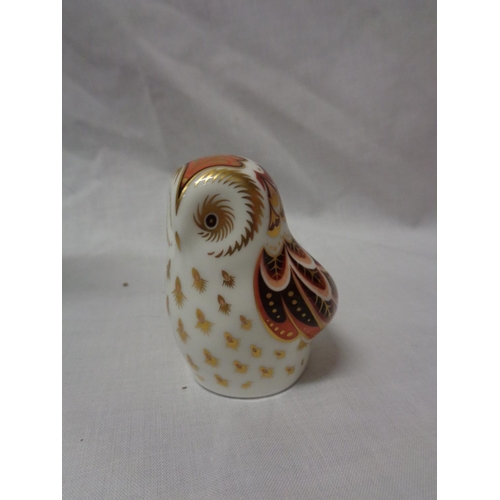 739 - A BOXED ROYAL CROWN DERBY OWLET WITH A GOLD COLOURED STOPPER