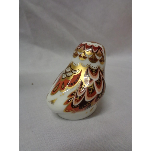 739 - A BOXED ROYAL CROWN DERBY OWLET WITH A GOLD COLOURED STOPPER