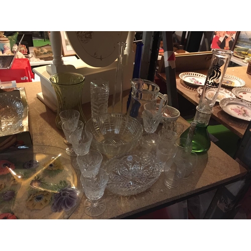 807 - A QUANTITY OF GLASSWARE TO INCLUDE, CUT GLASS SERVING BOWLS, GLASSES, VASES, ETC