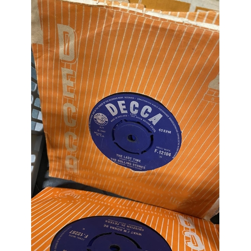 887 - A COLLECTION OF 45RPM SINGLE RECORDS TO INCLUDE DAVID BOWIE, THE BEACH BOYS, THE ROLLING STONES, THE... 