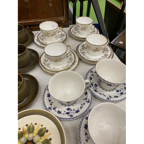 960 - A QUANTITY OF TEAWARE TO INCLUDE ROYAL DOULTON 'YORK TOWN' CUPS AND SAUCERS, BONE CHINA TRIOS, STONE... 