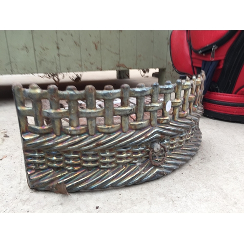 1486 - A VINTAGE CAST IRON FIRE GRATE AND FIRE FRONT