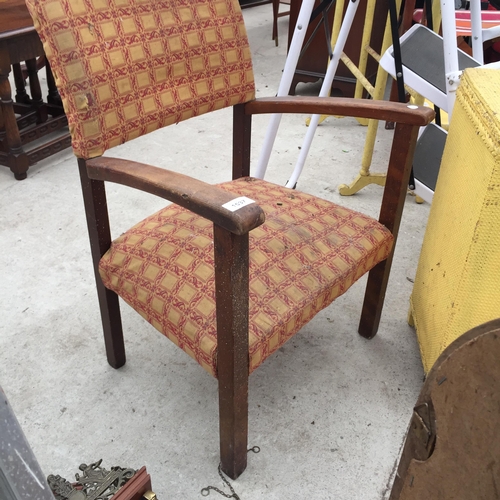 1537 - A LLOYD LOOM STYLE OTTOMAN, A SMALL CHAIR AND A DRESSING TABLE MIRROR