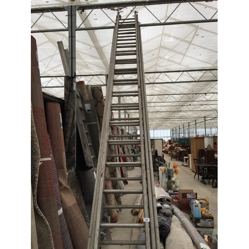 1596 - A LARGE THREE SECTION EXTENDABLE LADDER (18 RUNGS PER SECTION)