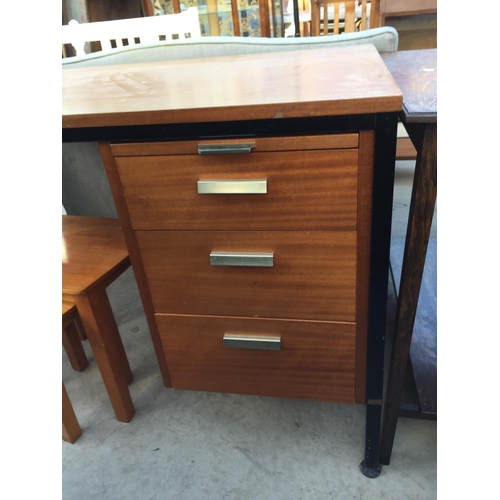 2227 - A MODERN SINGLE PEDESTAL DESK, 42 X 25