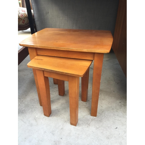 2227 - A MODERN SINGLE PEDESTAL DESK, 42 X 25