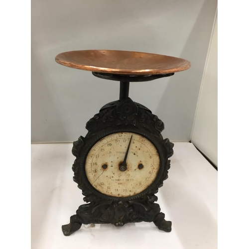 140 - A HOUSEHOLD SPRING SCALE No 49 TO WEIGH 20lbs WITH COPPER DISH
