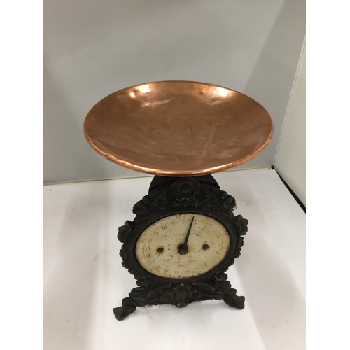 140 - A HOUSEHOLD SPRING SCALE No 49 TO WEIGH 20lbs WITH COPPER DISH