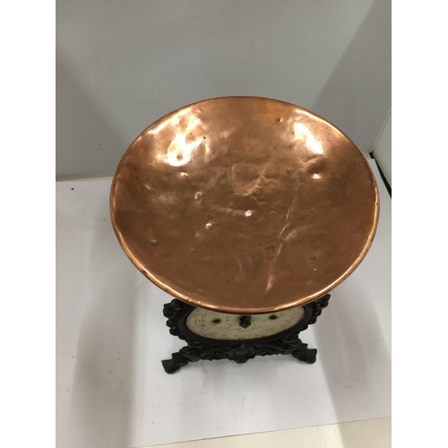 140 - A HOUSEHOLD SPRING SCALE No 49 TO WEIGH 20lbs WITH COPPER DISH