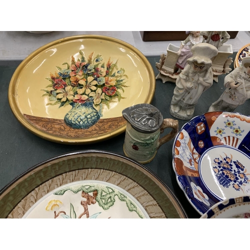 246 - A QUANTITY OF COLLECTORS PLATE TO INCLUDE A LARGE FLORAL CHARGER, ALSO INCLUDES CERAMIC FIGURES