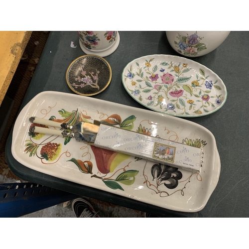 248 - A COLLECTION OF CERAMIC ITEMS TO INCLUDE A MINTON HADDON HALL PLATE, PLANTER, GINGER JARS, ETC