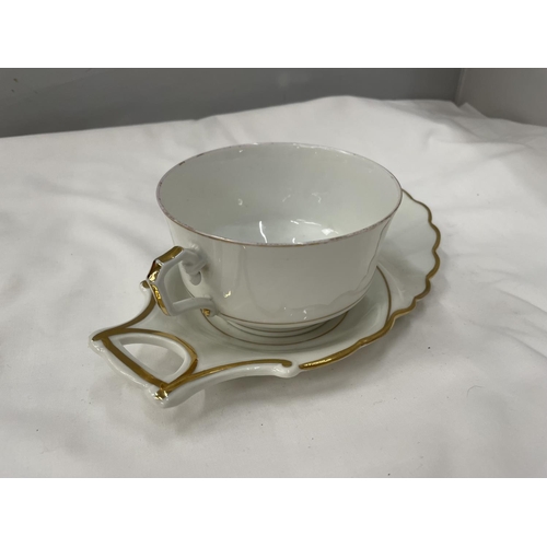 11 - A PORCELAINE DE PARIS CUP AND TRAY CICRA 1900