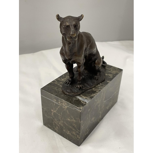 20A - A BRONZE PANTHER ON A MARBLE BASE SIGNED CARVIN HEIGHT 18CM